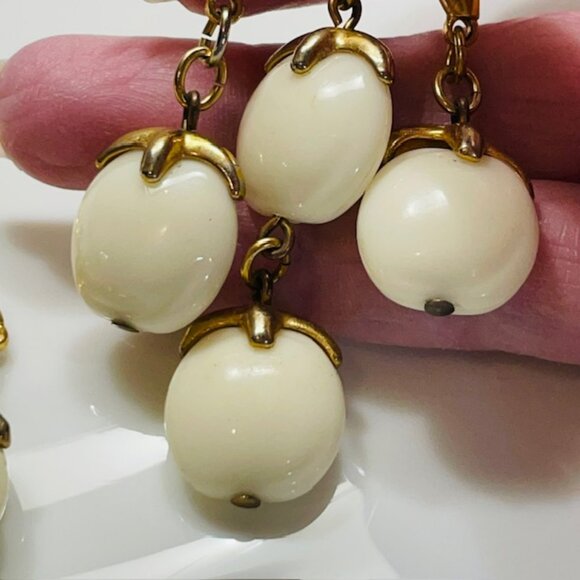 Vintage Trifari Waterfall Chandelier Dangle Clip On Earrings Goldtone/White - Picture 8 of 10